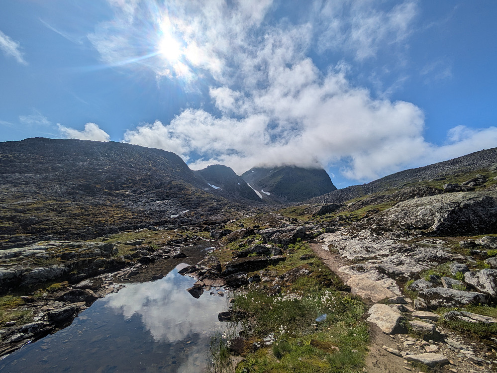 Tok meg en tur oppover alene etterpå til østtoppen, og fikk badet og vasket meg i et av de små vatna