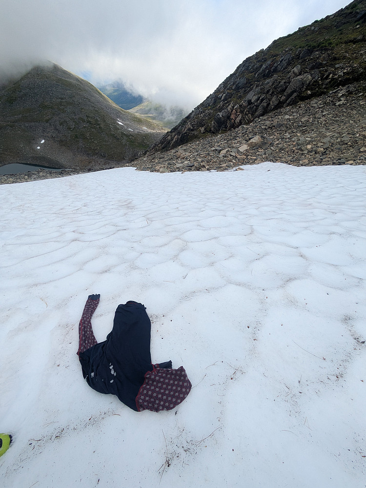 Fant da også ullgenseren til Geir Arne på snøfeltet vi hadd glidd ned, veldig tilfredsstillende:-)