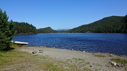 Finnåsvatnet with Kattnakken and Mehammersåto in the background