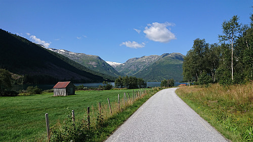 The road along Dalavatnet with Laugadalen/Gunvordalen in the background