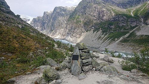Slingsby-monumentet with Austerdalsbreen in the background
