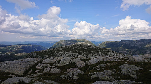 Towards Ådneburen from the northwestern cairn at Storevasseggene