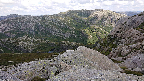 Following cairns when descending from Storevasseggene. Horga in the background.