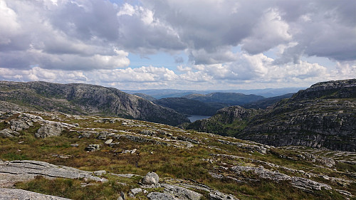 Towards Storevatnet and Kalvedalshytta from the start of the descent from Blådalsnipa