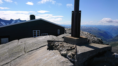 The summit of Fannaråken with the old weather station in the background