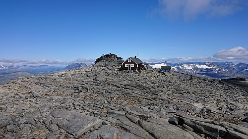 Fannaråkhytta with the summit of Fannaråken in the background