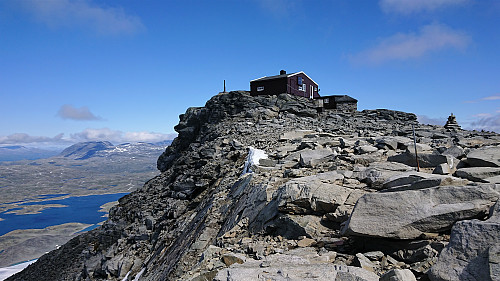 The old weather station at Fannaråken with the summit in the background