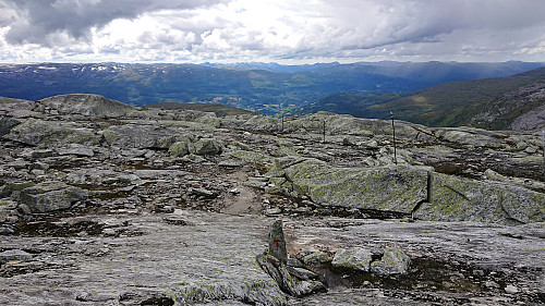 View south from the descent from Lønahorgi