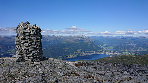 The large cairn at Gråsidetoppen with Vossevangen in the background