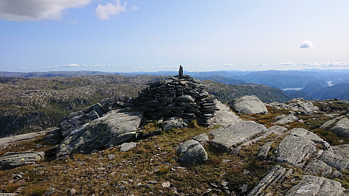 The summit of Eggene with Romarheimsfjorden to the right