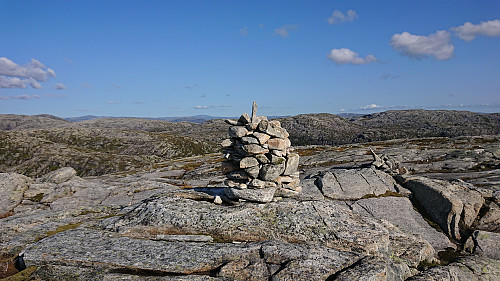The summit of Godbotnsfjellet with Sørdalsnuten to the right
