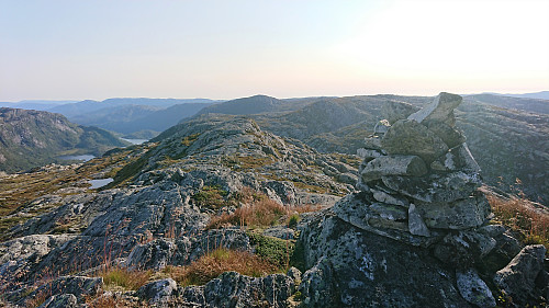 Geiteskardfjell with Eggene at the center and Godbotnsfjellet just to the left of the cairn