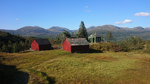 Svartaberg. Left: Byrkjefjell and Iendafjellet. Right: Fotasperrnuten and Botnanuten.
