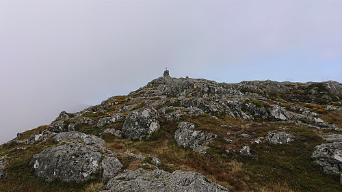 Approaching the summit of Våganipen