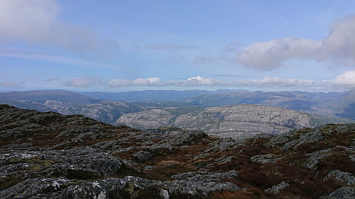 Northwest from Våganipen with Rødsfjellet to the right of center
