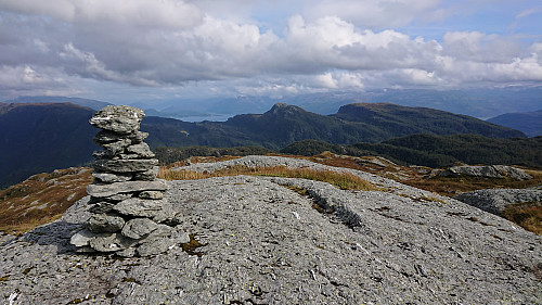 The larger cairn south of the summit of Tomravardafjellet