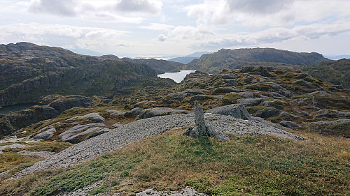 South/southwest from Tomravardafjellet. Right: Helleknappen, left: Lukefjellet.