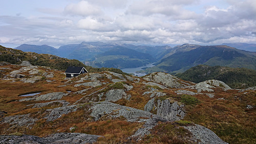 Unnamed cabin north of Lukefjellet with Skogseidvatnet in the background