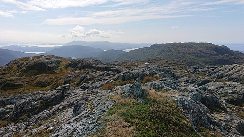 Southwest from Lukefjellet. Right: Helleknappen, background: Tysnesøya