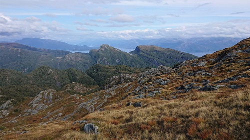 Vedasnerta (left) and Nessteinen (right) from the descent from Lukefjellet