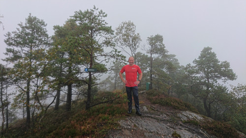 Blurry picture of Endre at the summit of Vardegga