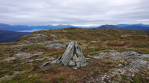Nessteinen with the fallen trig marker in the background. Gravdalshorga to the right.