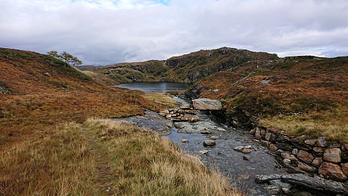 Returning to Finnhellersvatnet with Mjølausa to the right