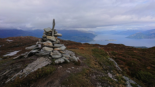 Slåttenuten with Hardangerfjorden in the background and Samlen to the right