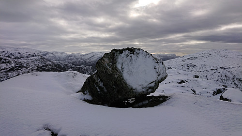 Big rock on the slightly lower of the two summits at Toppfjellet