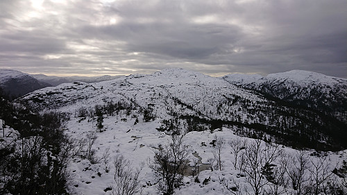 Midtnakken from the descent from Toppfjellet with Snøya to the right