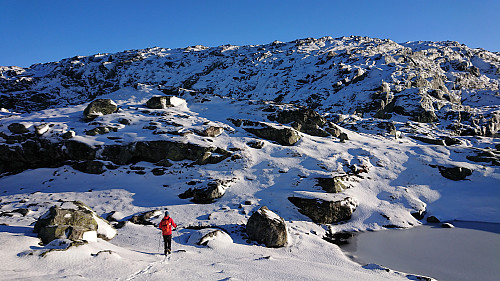 Approaching the steep ascent up from the 914 lake