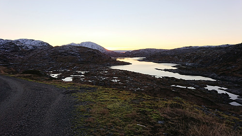Following the gravel road along Storavatnet after sunset (Vetlevasseggi left of center)