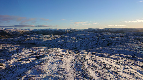 Southeast from Fjellet with the antenna et Gleinefjellet to the left of center