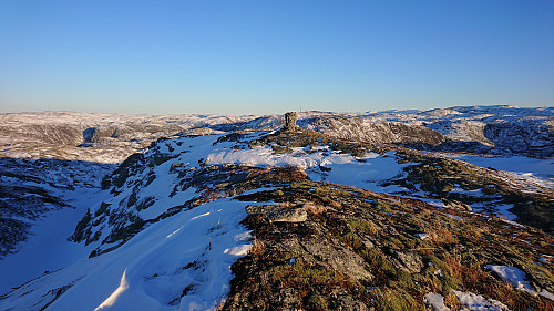 From the southern summit towards the large cairn with Gleinefjellet in the background