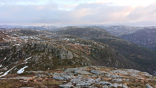 Looking back at Svartetjørnfjellet from the ascent to Lauvtonipa