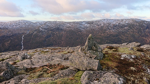 West from Lauvtonipa with Torhaugen to the left and Blåfjellet to the right