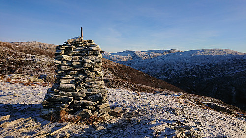 Skåldalsnipa with Gullfjellet in the background and Austefjellet to the right
