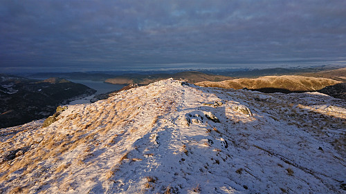 North along the ridge at Sælinga with Arnavågen to the left