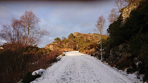 The gravel road between Foldnes kyrkje and Hjelteryggen