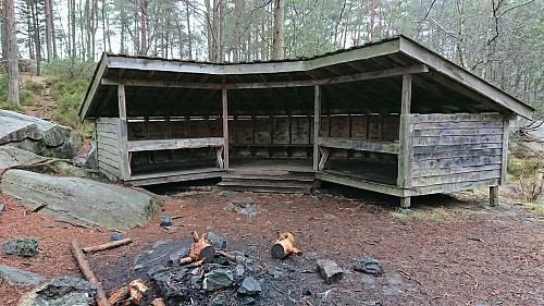 Large wooden shelter east of Hellersfjellet