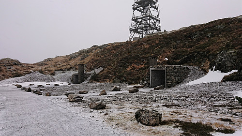What is left of the house west of Rundemanen