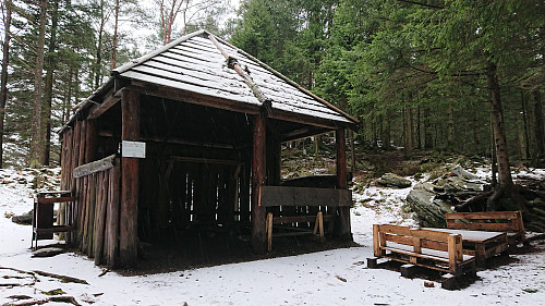 Shelter east of the summit of Hestaberget