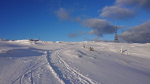 Approaching the summit of Rundemanen. Shetlandshytten to the left.