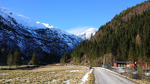 Looking back at the start of the tractor road with Kvernhuselva in the background