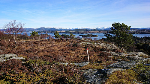 Descending from Varden along the marked trail with Gullfjellet in the background