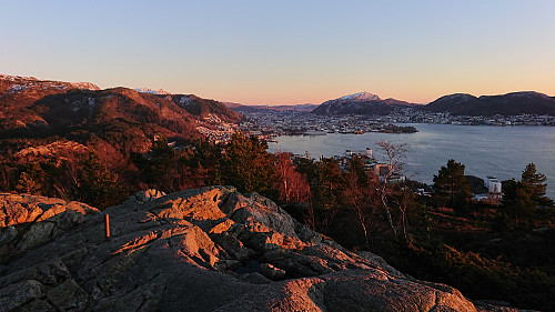 The summit of Ørneberget with the Bergen city center in the background