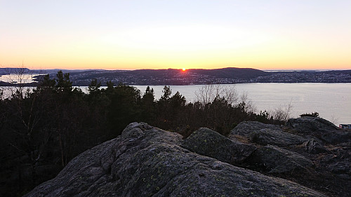 Sunset from Ørneberget NV. Just left of the sun: Storevarden. Right: Kolbeinsvarden.