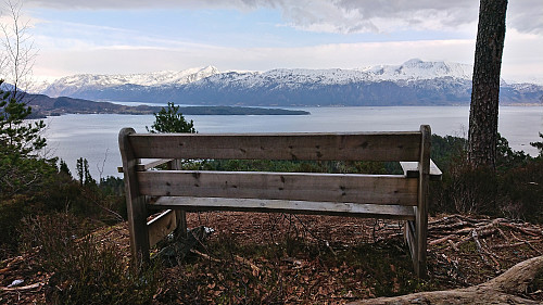 Bench at the last bend in the gravel road to Svartavatnet