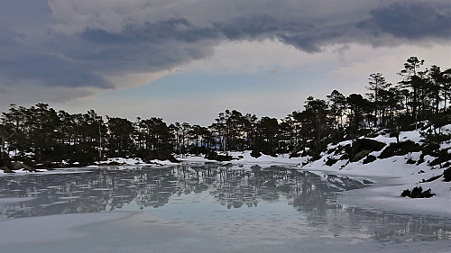 Small unnamed lake east of the summit of Geitaknottane