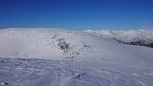 Descending into Reinstjørneskaret before starting the ascent to Storanosi